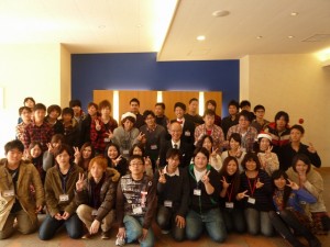 日本人学生と学長先生との集合写真