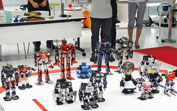 写真:制作した2足歩行ロボット