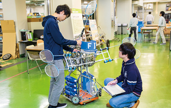 写真:ロボコン制作の様子