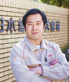 写真:電子情報工学科2013年卒業 高岡 勇介さん