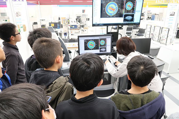 システムマネジメント学科 Pbl 新宮町プロジェクト 本学学生が新宮町立立花小学校6年生に Ict体験授業を実施しました トピックス 新着情報 福岡工業大学 システムマネジメント学科 Pbl 新宮町プロジェクト 本学学生が新宮町立立花小学校6年生に Ict体験授業を実施しました トピックス 新着情報 福岡工業大学
