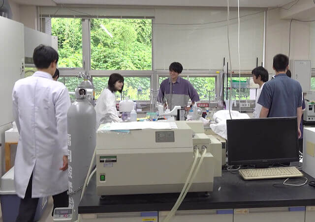 久保研究室の実験風景